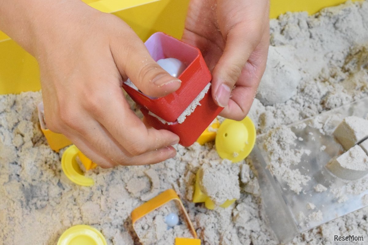 口に入れても安全な「suna・suna」（バンダイ）