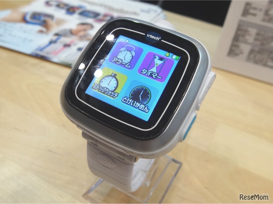 ゲームやカメラ機能を搭載した「プレイウォッチ」（タカラトミー）