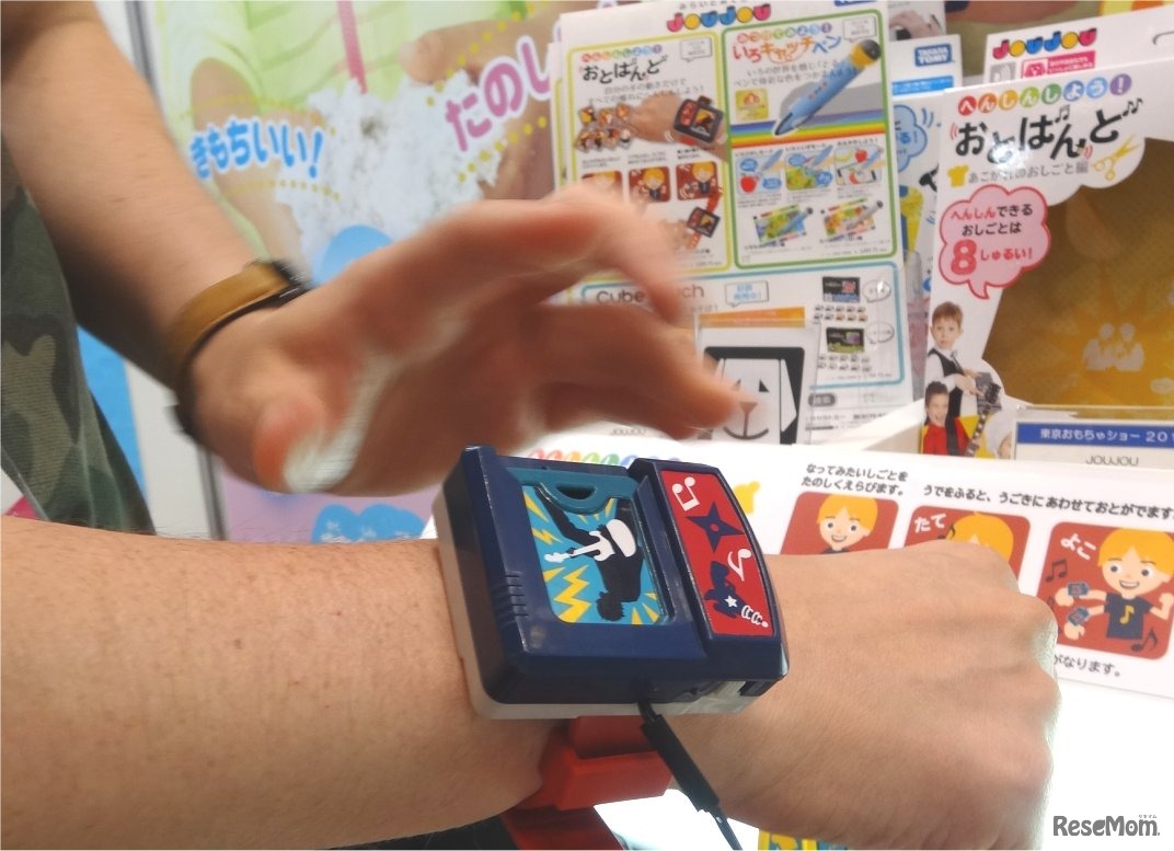 差し込んだカードで音が変わる「おとばんど」（タカラトミー）