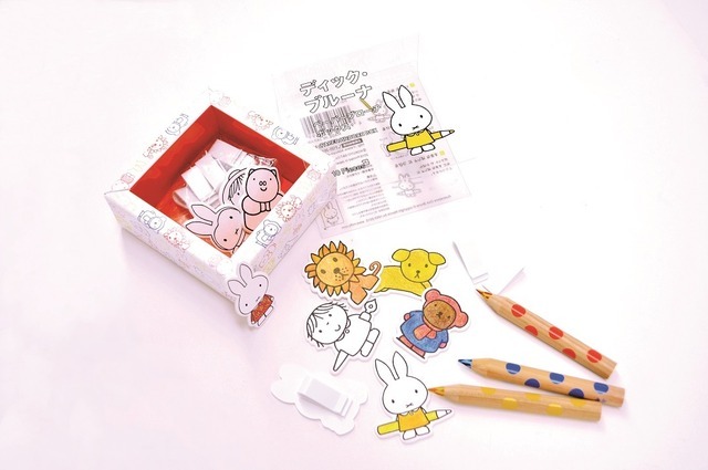 付属のクリップを両面テープで貼り付けるだけで、簡単にオリジナルブローチを作れる