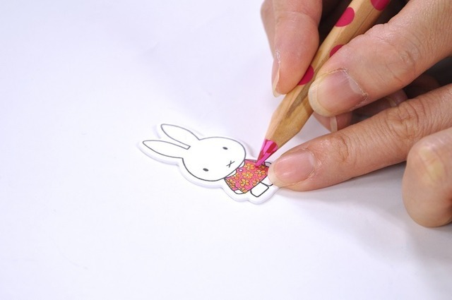 おなじみのミッフィーに好きな色を塗ってオリジナルの作品を作れる