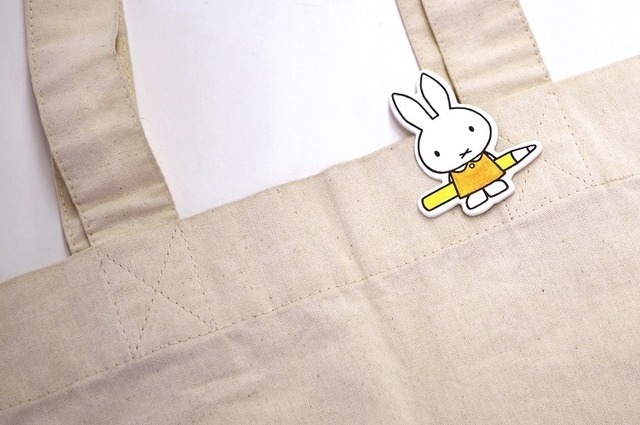 作ったブローチはバッグなどに留めて楽しめる