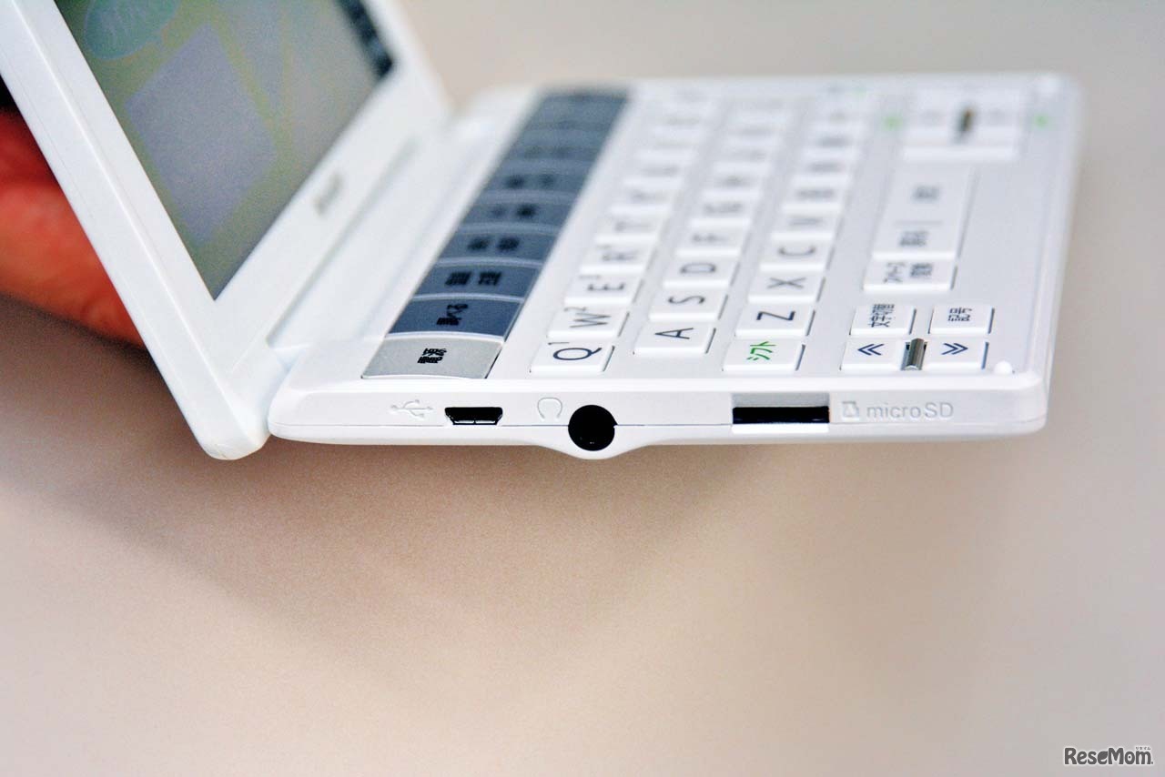 コンテンツカードを挿入して第二外国語などにも対応