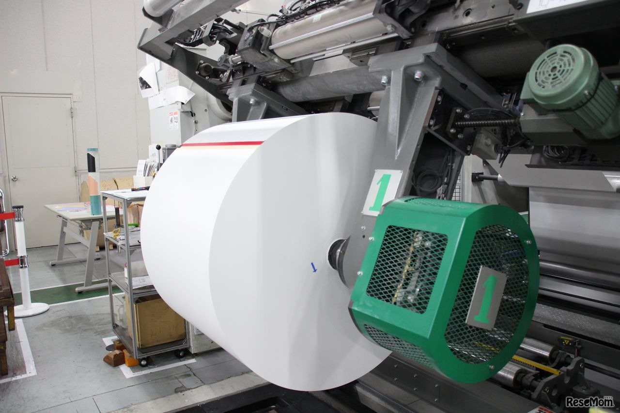 紙原紙ロールが機械にセットされているようす