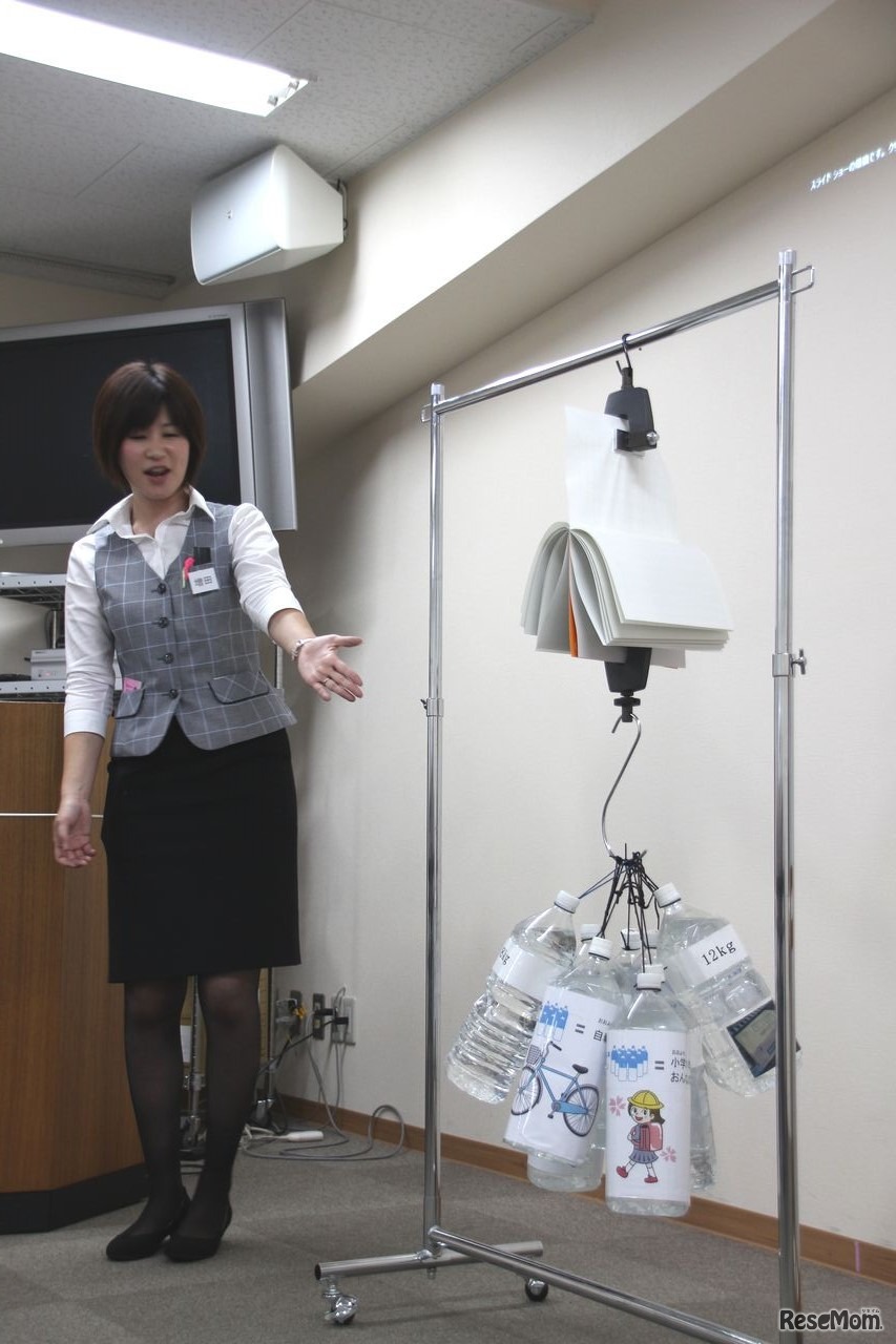 体験コーナーでキャンパスノートの強靭さを体感