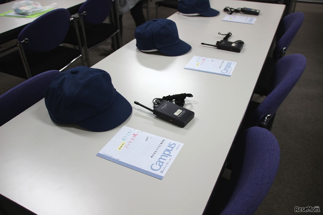 帽子をかぶり、小型トランシーバーを装着して工場見学へ出発