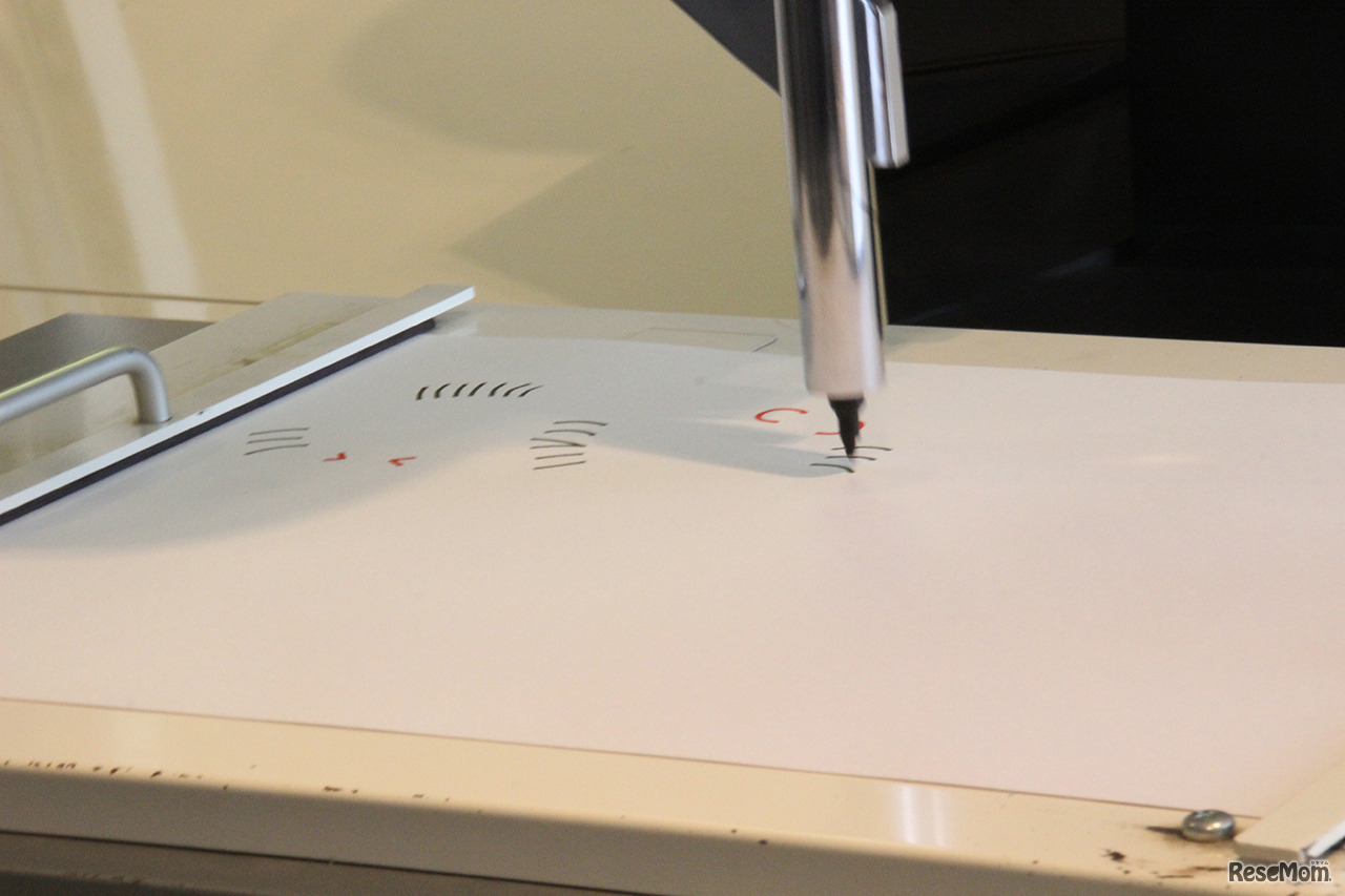 お絵かきロボットはもともとエンジンの溶接過程で働いていたもの