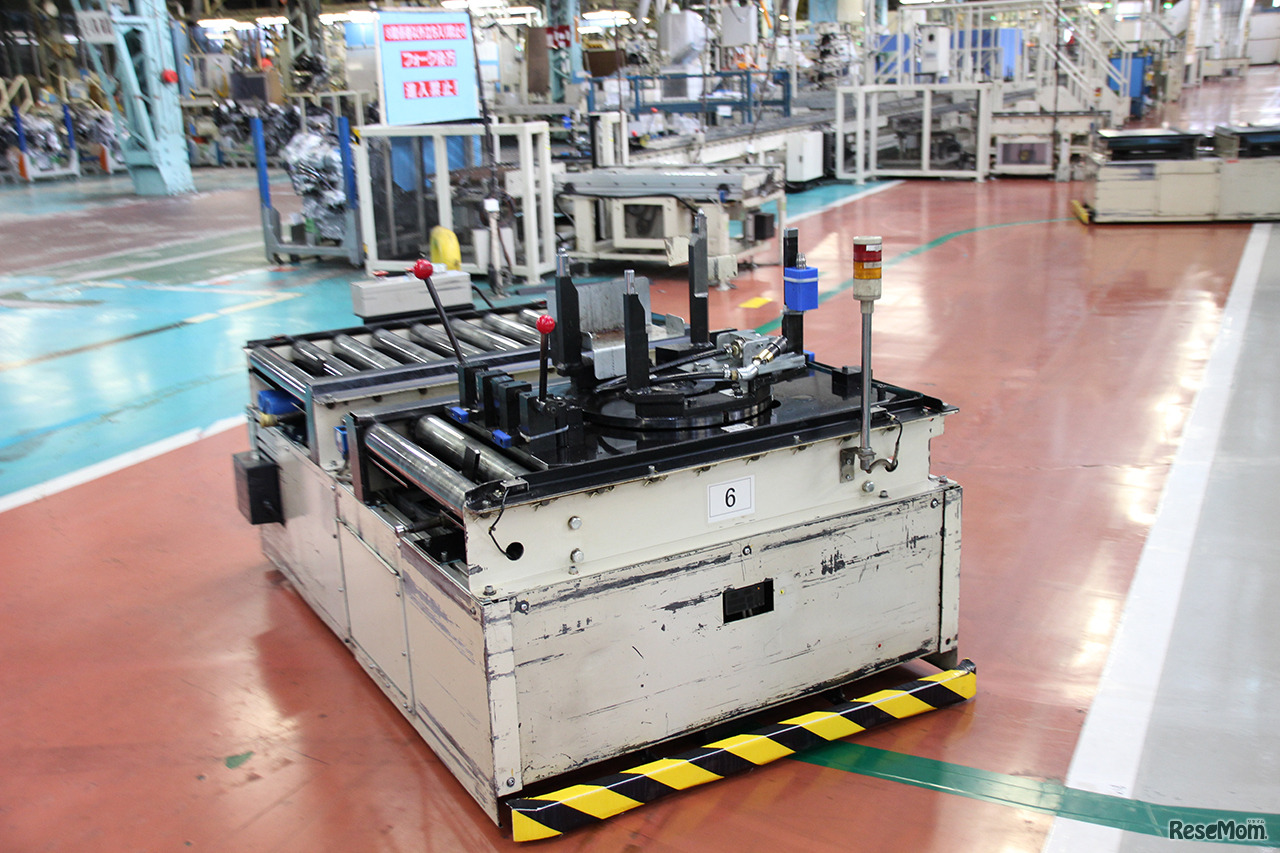 工場内を走る無人運搬機。人を感知して走行を停止するセンサーを搭載