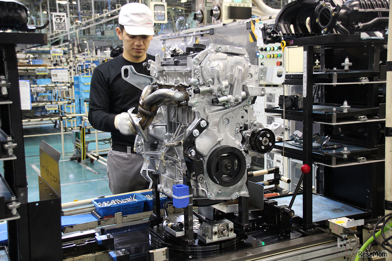 多種多様なエンジンに的確なボルトを締めていく