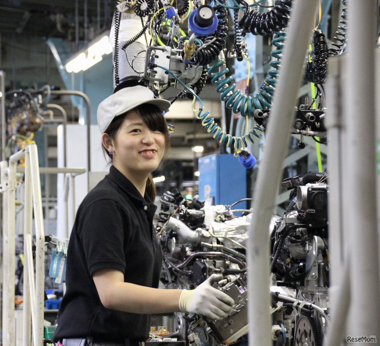 女性の活躍も目立つ工場内