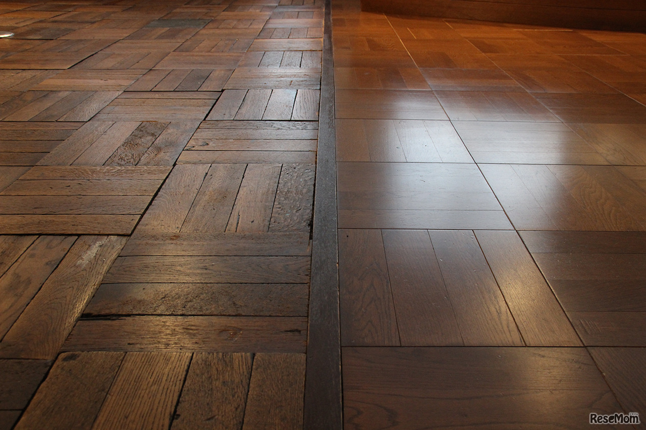 1934年当時の床（左）と比べると、右の床はまだ新しいことで館内の歴史を感じることができる