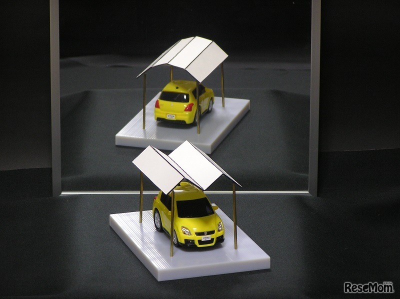 ガレージの屋根が鏡の向こう側では、別の形に。視覚の数理のヒミツも解説する。