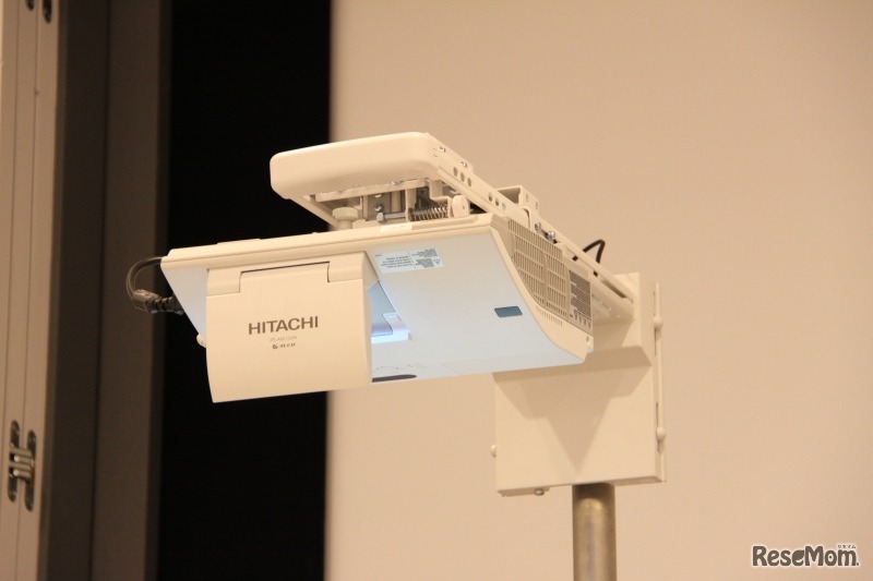 電子黒板のプロジェクタ部。投影面はタッチパネルになっている