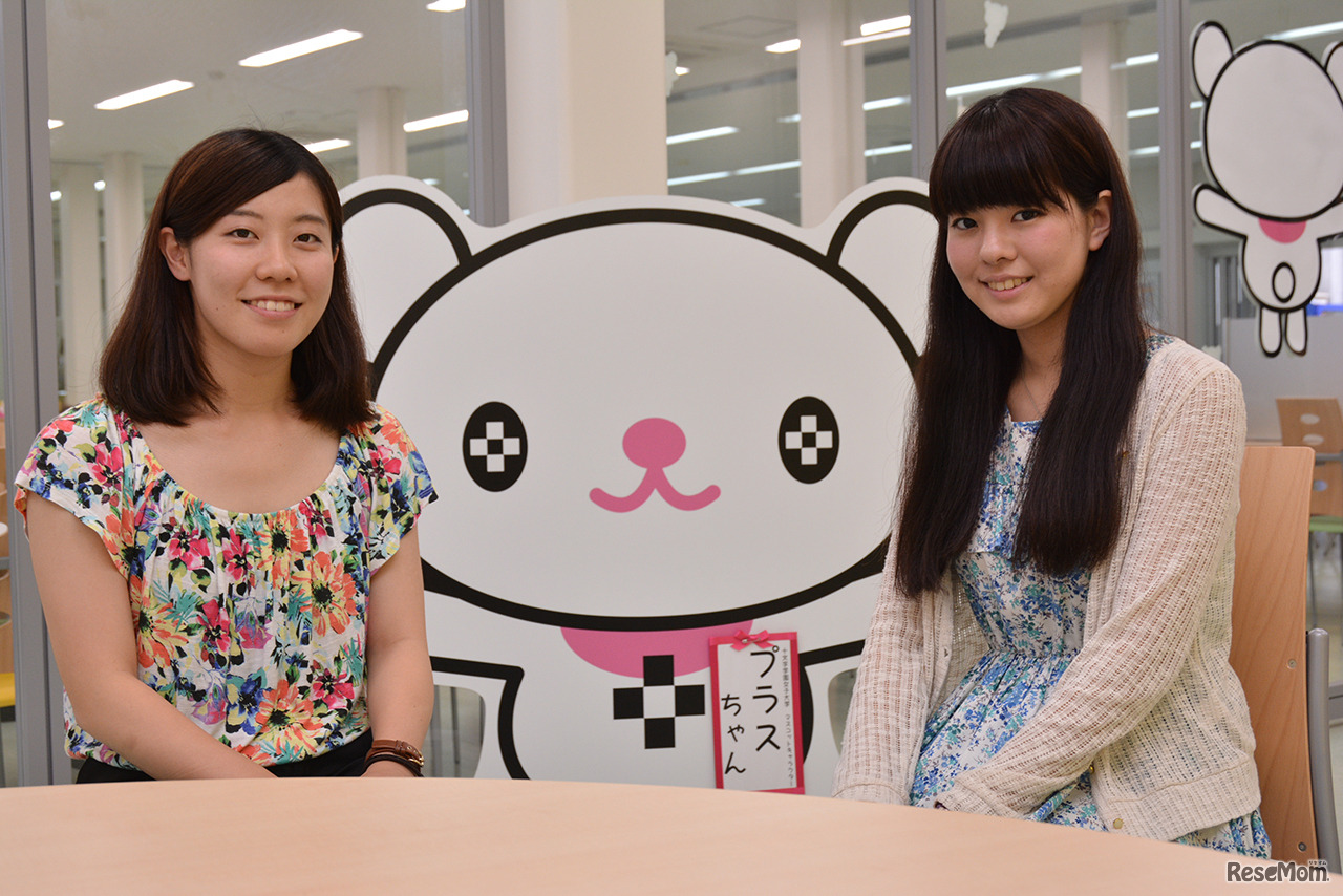 健康栄養学科1年松本さん（左）、文芸文化学科1年小川さん（右）。真ん中は、学園キャラの「プラスちゃん」。
