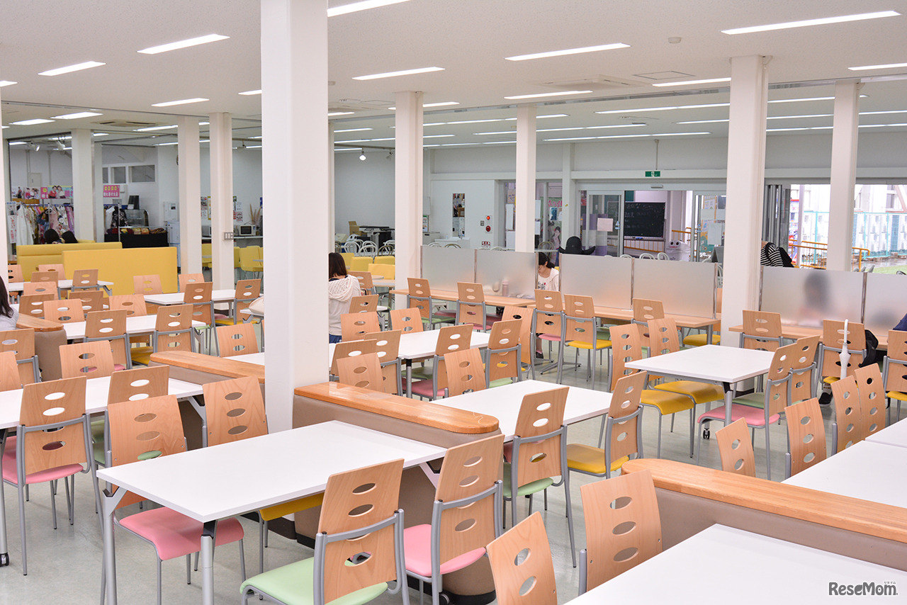 学園内には、学生ホールや多目的スペース「プラスちゃんルーム」が充実している