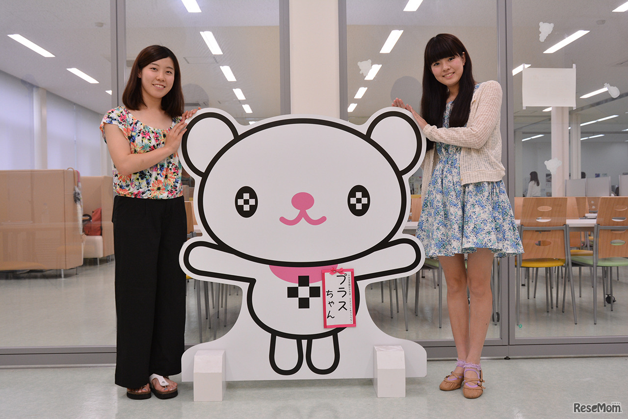 健康栄養学科1年松本さん（左）、文芸文化学科1年小川さん（右）。真ん中は、学園キャラの「プラスちゃん」。