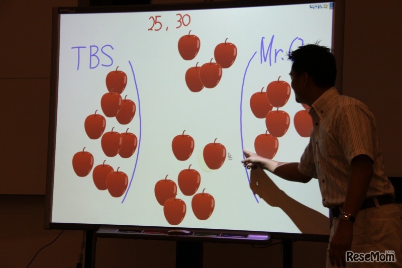 参加者と岡沢氏がりんごとりゲームで対戦。なお「TBS」はTokyo Big Sight」で参加者側のこと