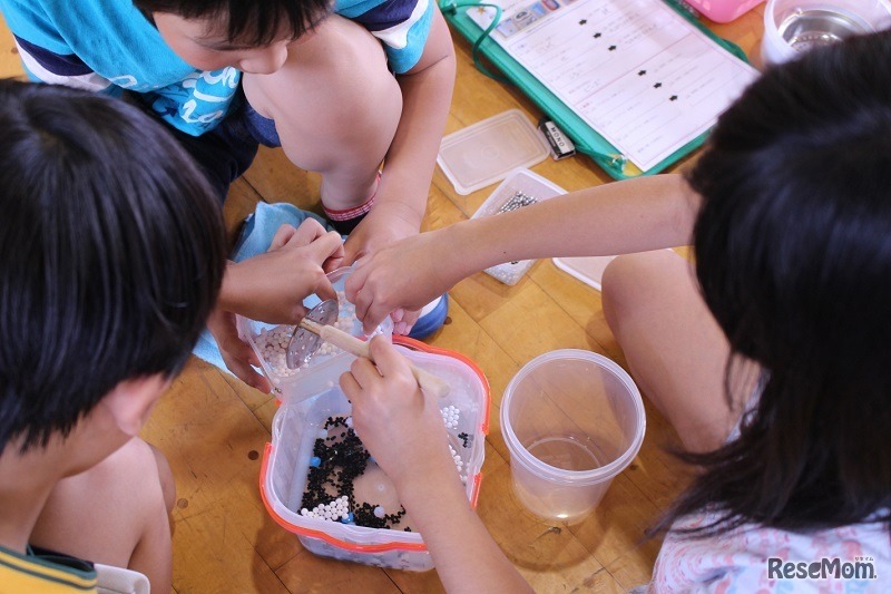 トナーカートリッジのリサイクル工程を体験しながら学べる「環境出前授業」