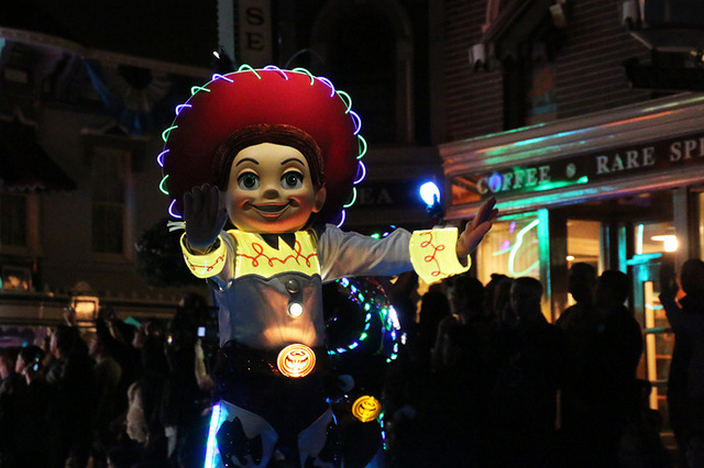 「ディズニー・ペイント・ザ・ナイト(C) Disney/Pixar