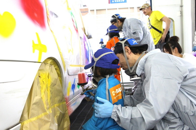 塗装体験の様子（ノヴェル キッズドリームプロジェクト）