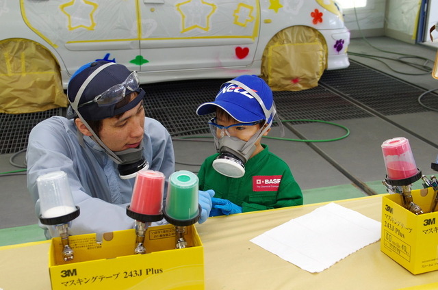 塗装体験の様子（ノヴェル キッズドリームプロジェクト）