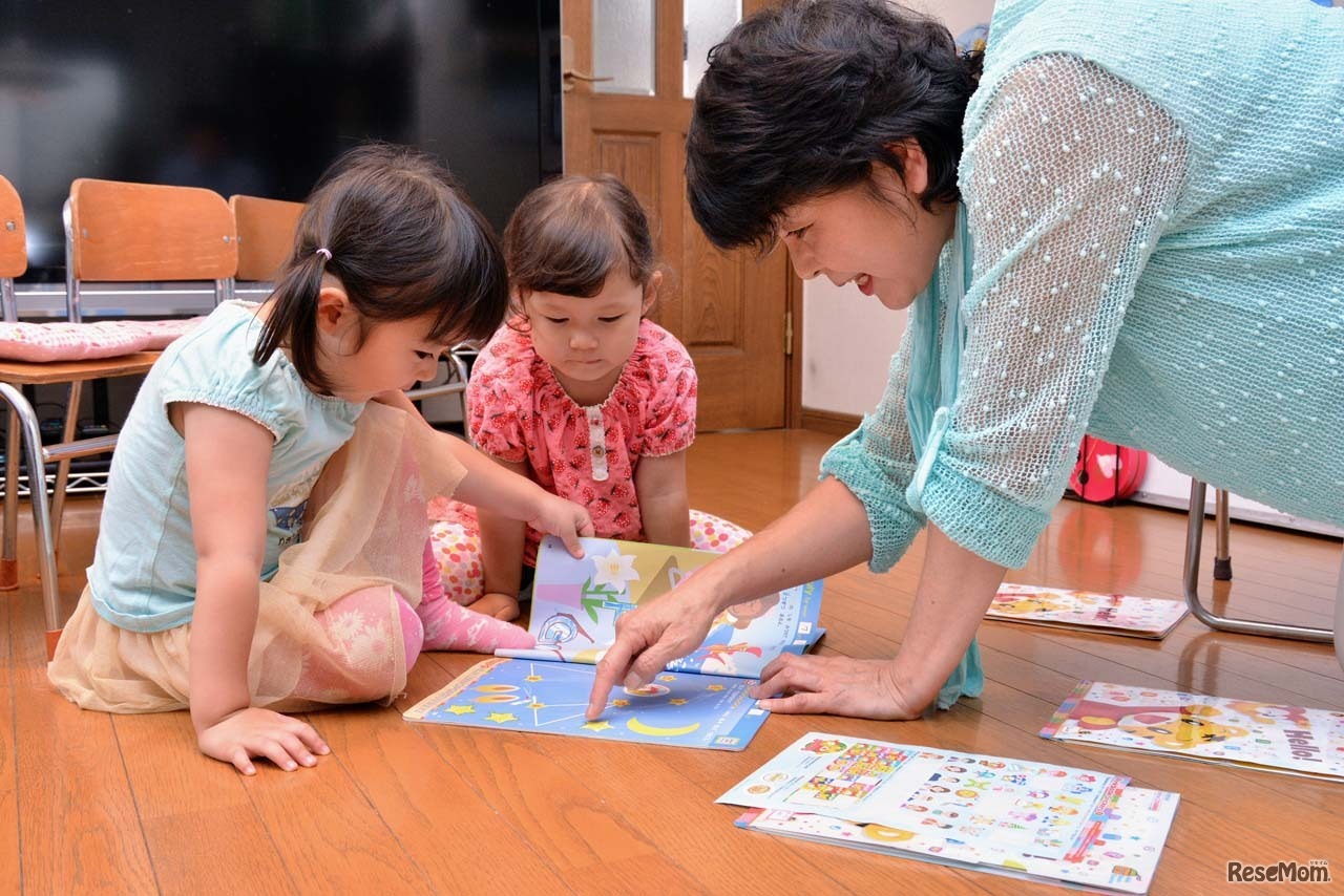 先生の話を真剣に聞く生徒たち