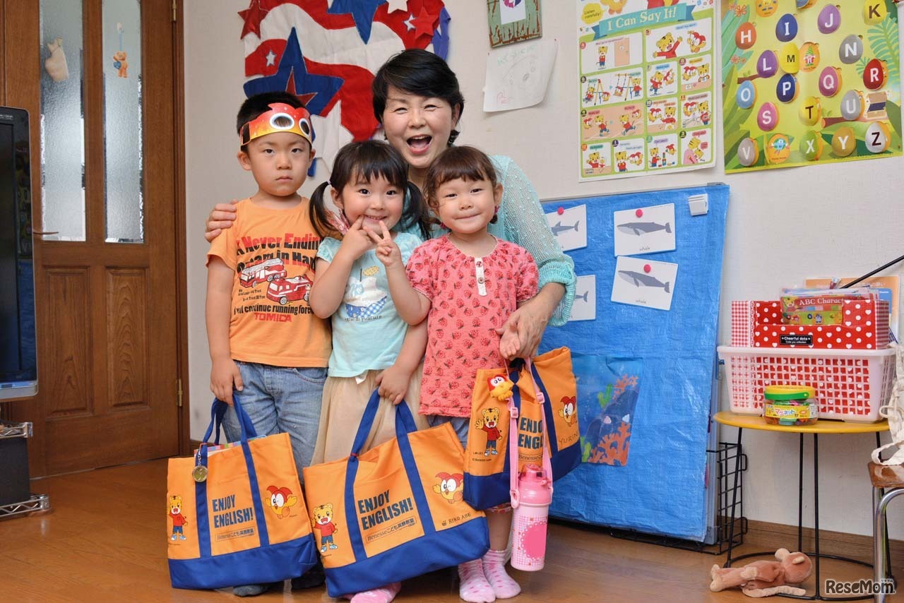 近本敦子先生と幼児クラスの生徒さんたち