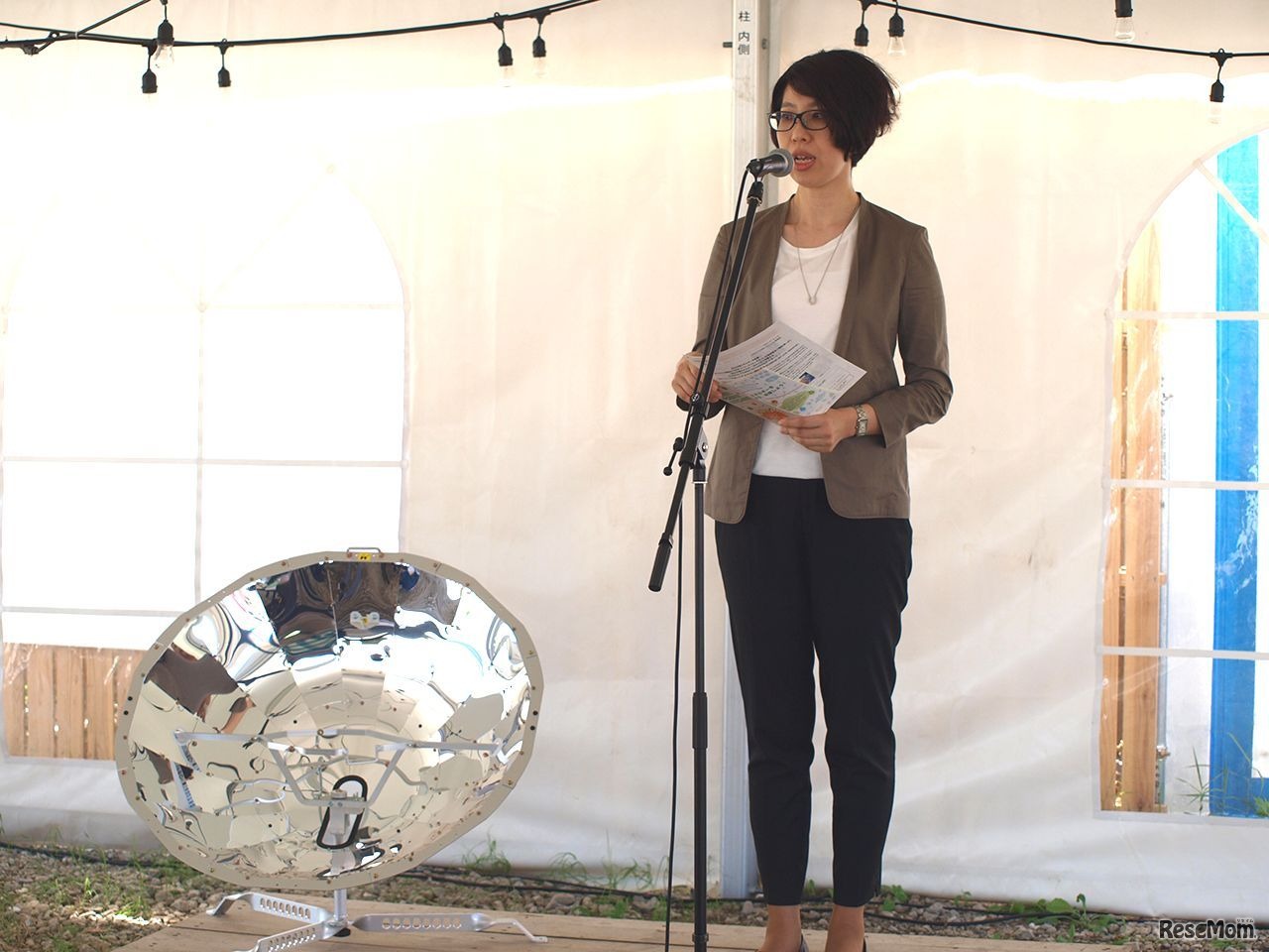 水越友香氏とパラボラ型ソーラークッカー「かるぴか」