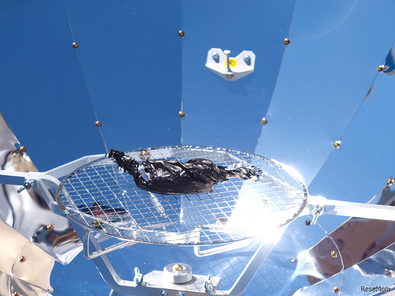 黒いアルミホイルに包まれたチョコバナナ