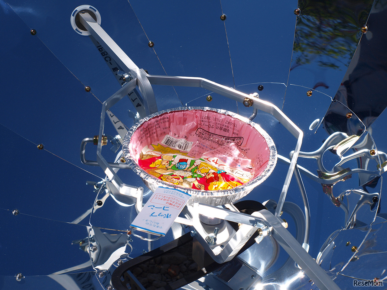 太陽光で調理中のポップコーン