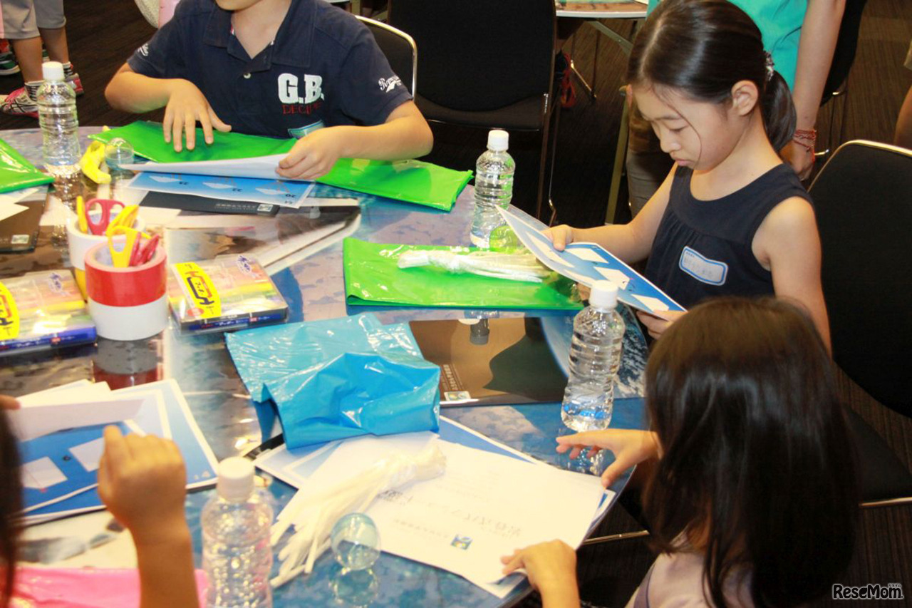 図解を見ながら組み立てる。図解はあえて詳しく書かず、こどもたちに考えさせ、工夫させる。