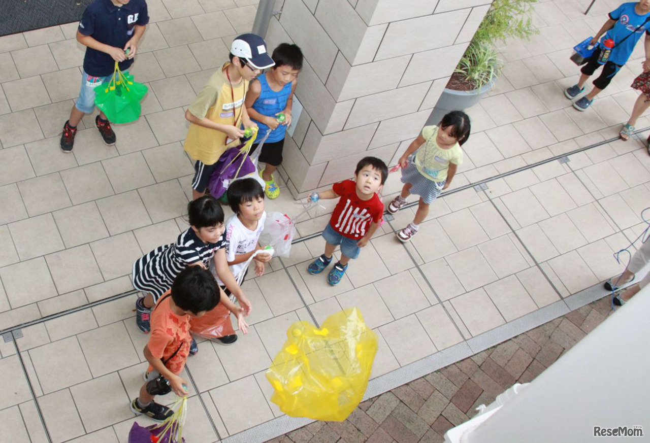 出来上がったパラシュートで実験するこどもたち