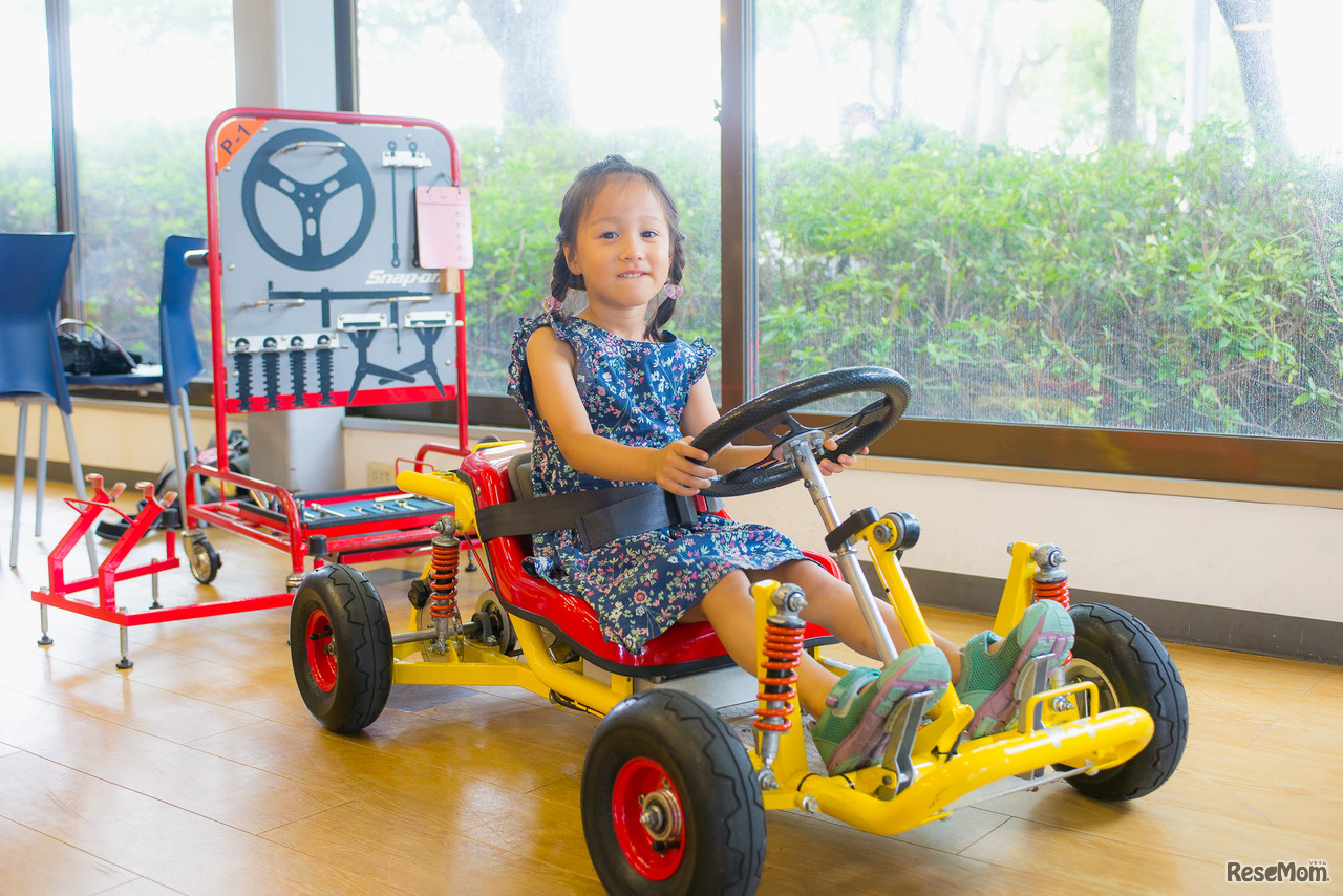 プートののりもの研究所。完成した電動カートに乗って達成感の表情