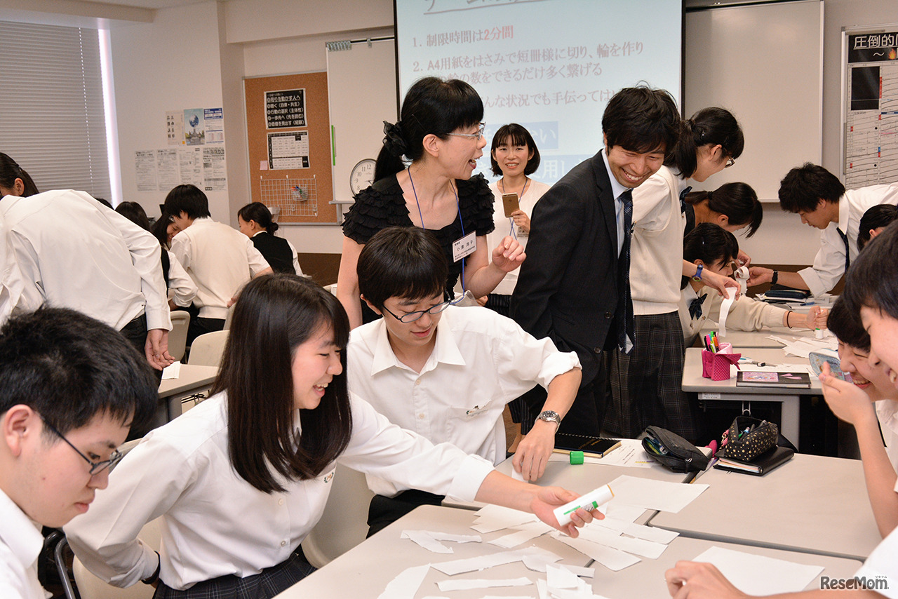 小澤氏によるワークショップ　生徒たちは、コミュニケーション能力の必要性を楽しみながら学んだ