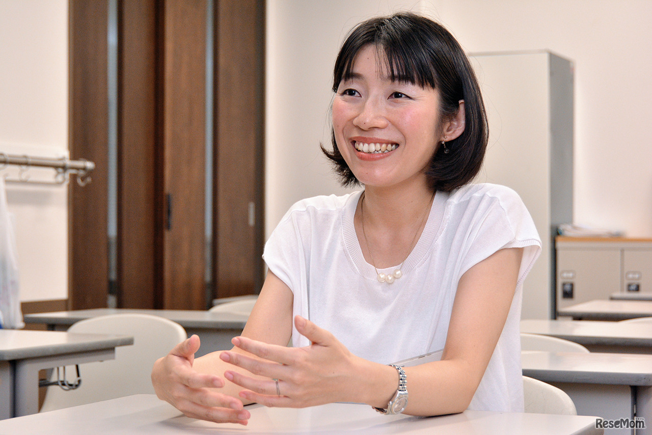 講演後のインタビューに応える小倉氏