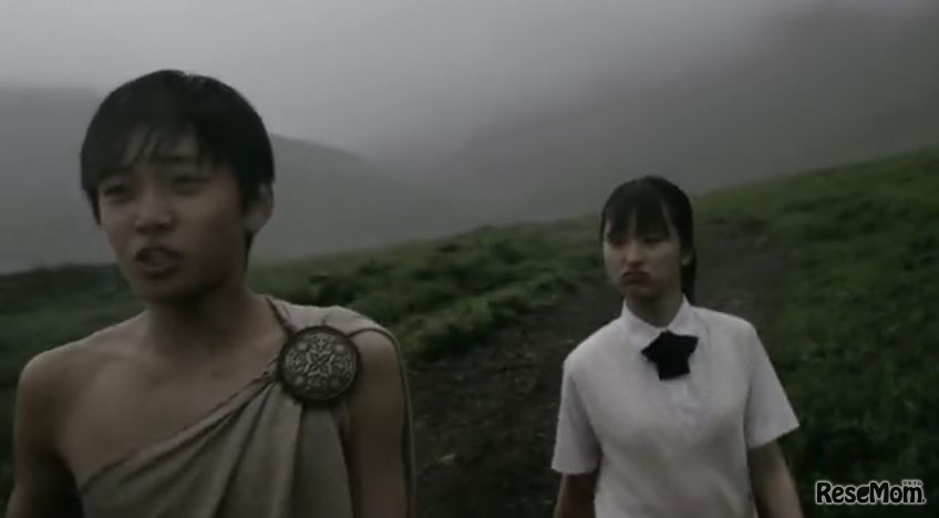 英進館CM「歩く男」（画像は動画の一部）