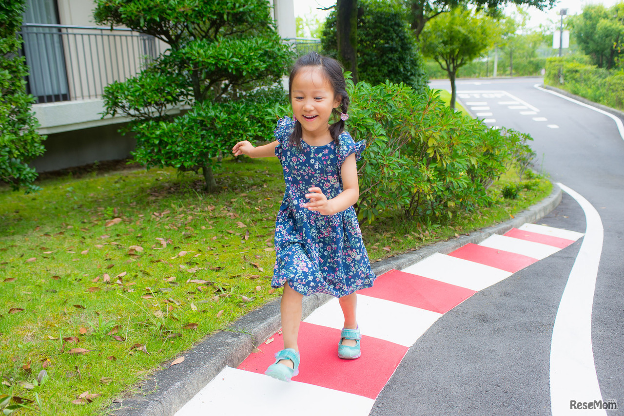 シケインを模したホテルのエントランス