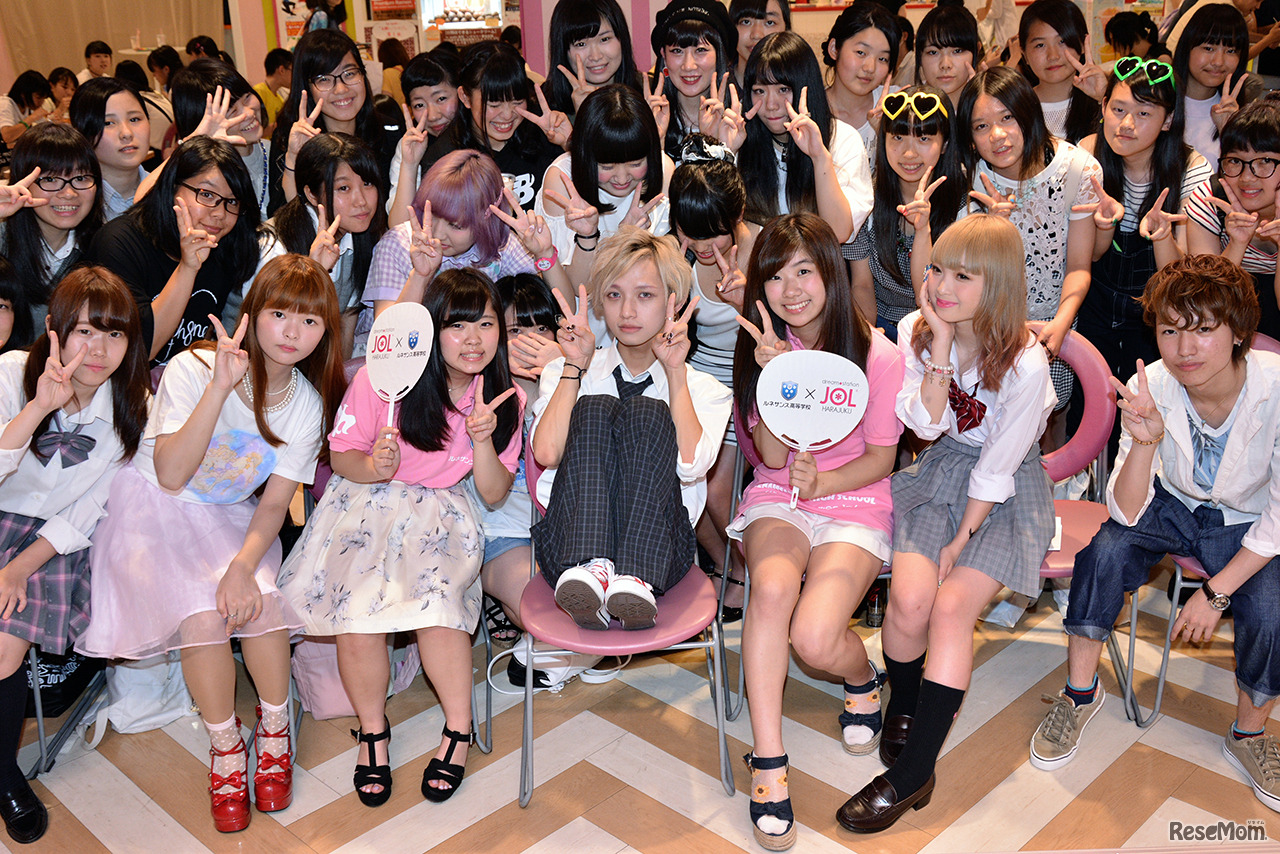 とまんくんを囲んでの記念撮影