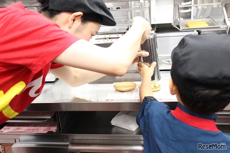 ソースはお花みたいに広がって出てくるよ