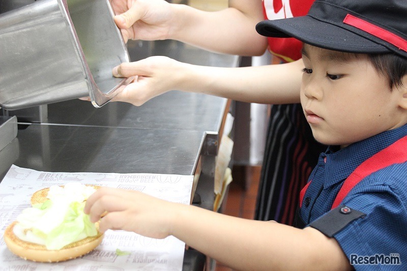 野菜を乗せる表情は真剣
