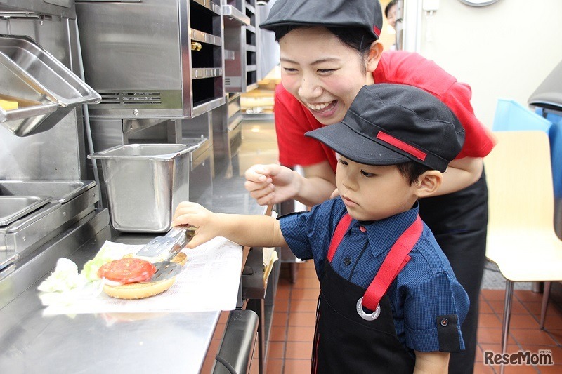 トングでビーフを乗せるのにも挑戦