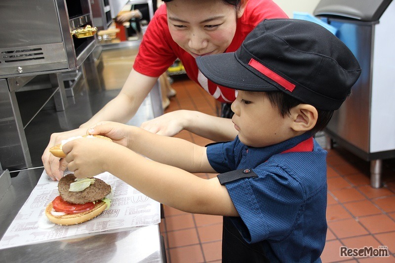 ソースを乗せたパンを裏返して乗せるよ