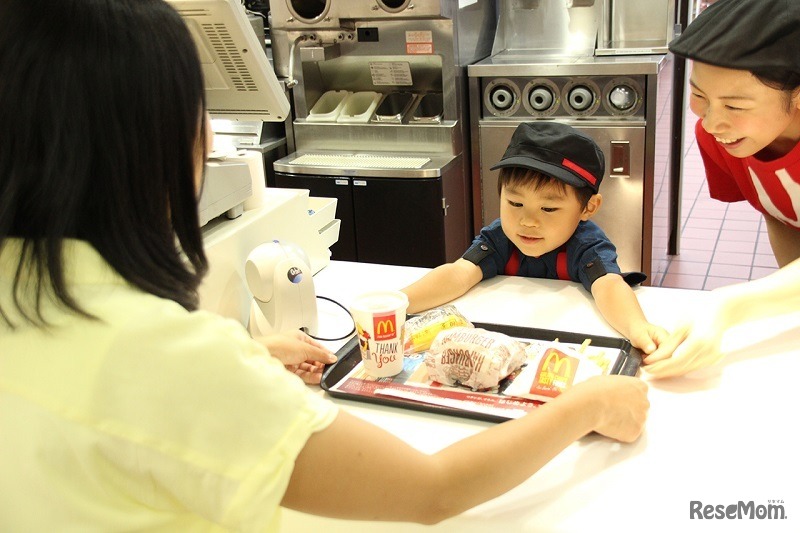 カウンターに立って「お待たせしました！」