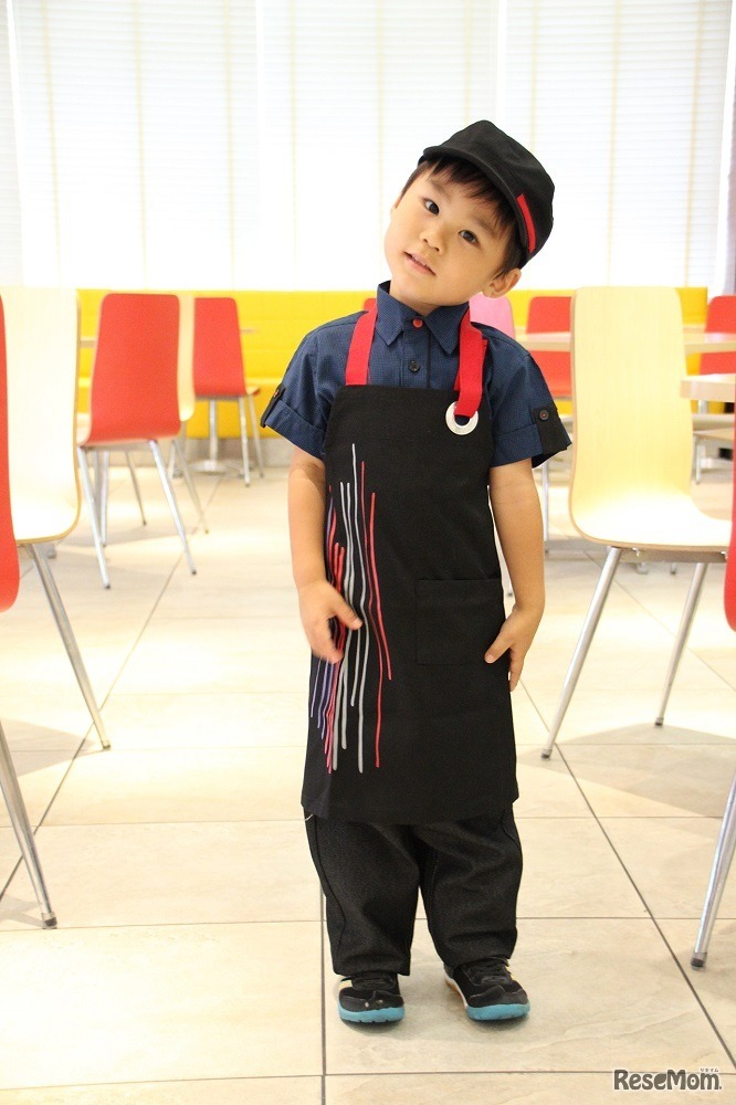 クルーに変身！ユニフォームの裾は、マジックテープで長さを調節できる