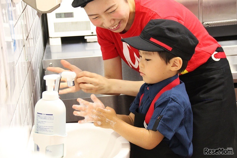 爪の間や肘まで、ちゃんと洗おう