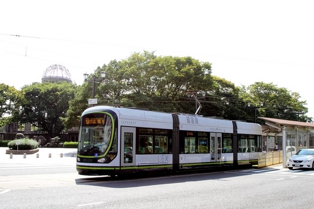 広島電鉄とJAFは共同で親子向け交通安全教室を開催する。写真は広島電鉄の路面電車。