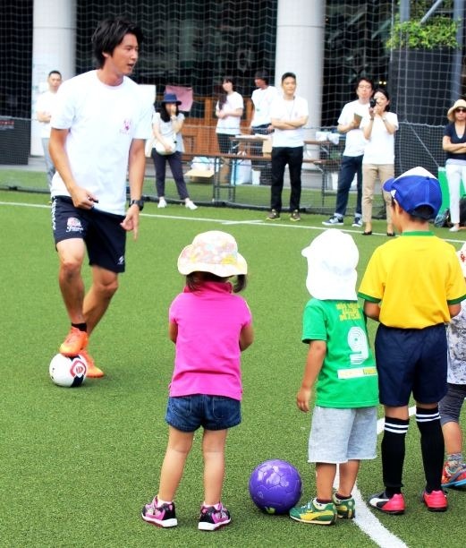 佐々木竜太氏が、子どもたちにサッカーの基礎練習などを指導
