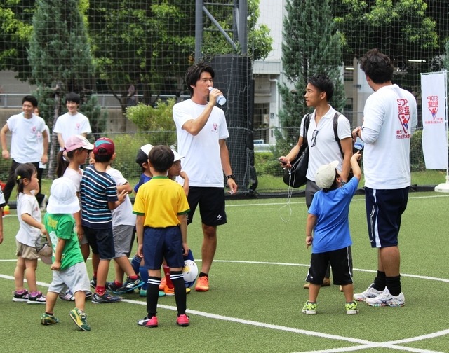 佐々木竜太氏は、サッカー教室の休憩中に、水分補給として「経口補水液」を飲んでいた