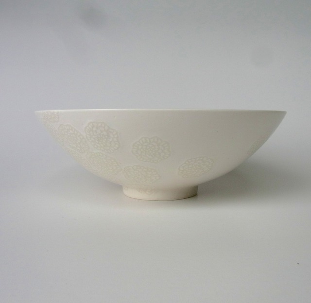 相澤由依「白い器」（磁土、ろくろ成形／Φ21×H7cm／12,000円)