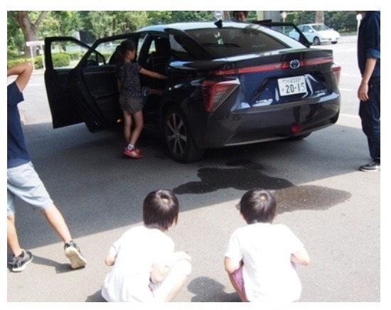 MIRAIの試乗を終え、排出される水を確認